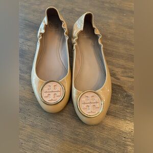 Tory Burch Beige Patent Leather Reva Scrunch Ballet Flats Size 8.5